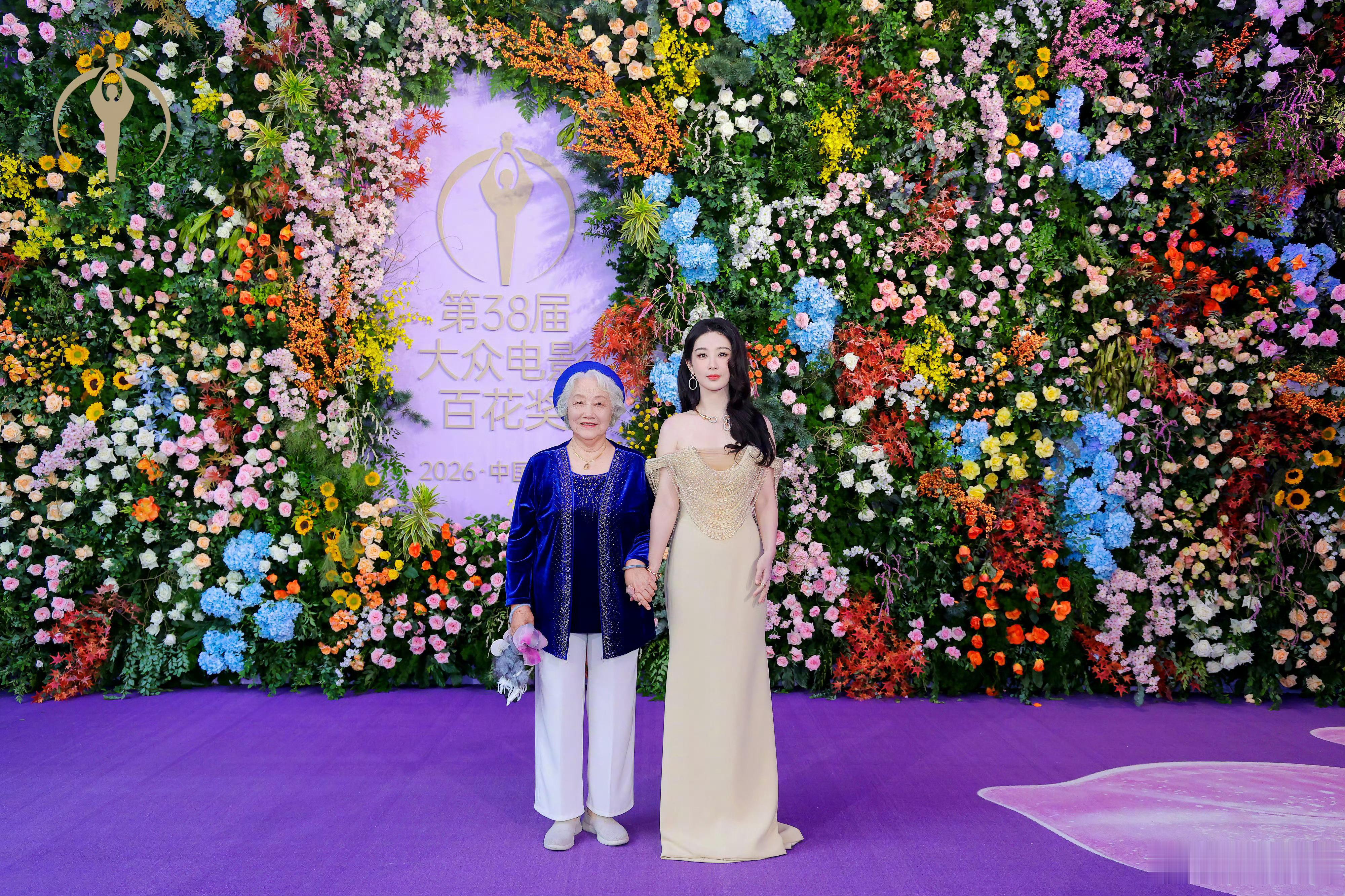 百花奖杨紫百花奖颁奖现场超权威的同框杨紫和优秀演员作家们
