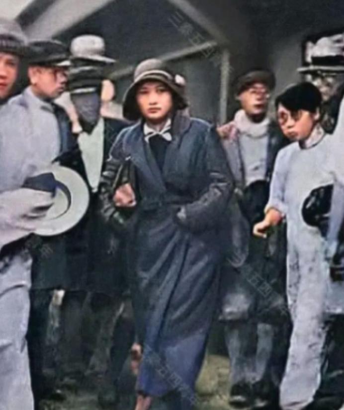 1931年宋庆龄母亲去世，宋庆龄从欧洲返回上海奔丧，刚一下火车，无意间被人拍到这