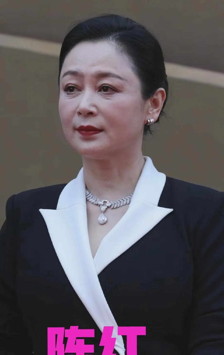 就算美人迟暮了，她依然也是美的，57岁陈红满脸皱纹、皮肤松弛，可即便如此她在同龄