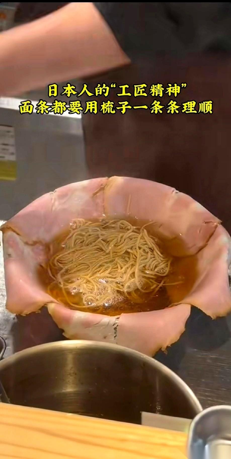服务员突然抢走我的筷子，然后掏出了一把……梳子。我当时就懵了。真的。面刚端