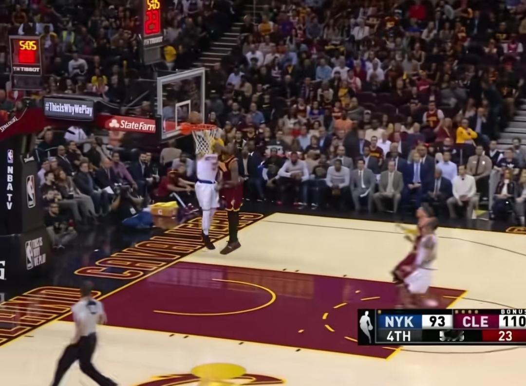 詹姆斯曾连续五年跻身防守球员前五，有一年本有机会斩获最佳防守球员奖，结果奖项却颁