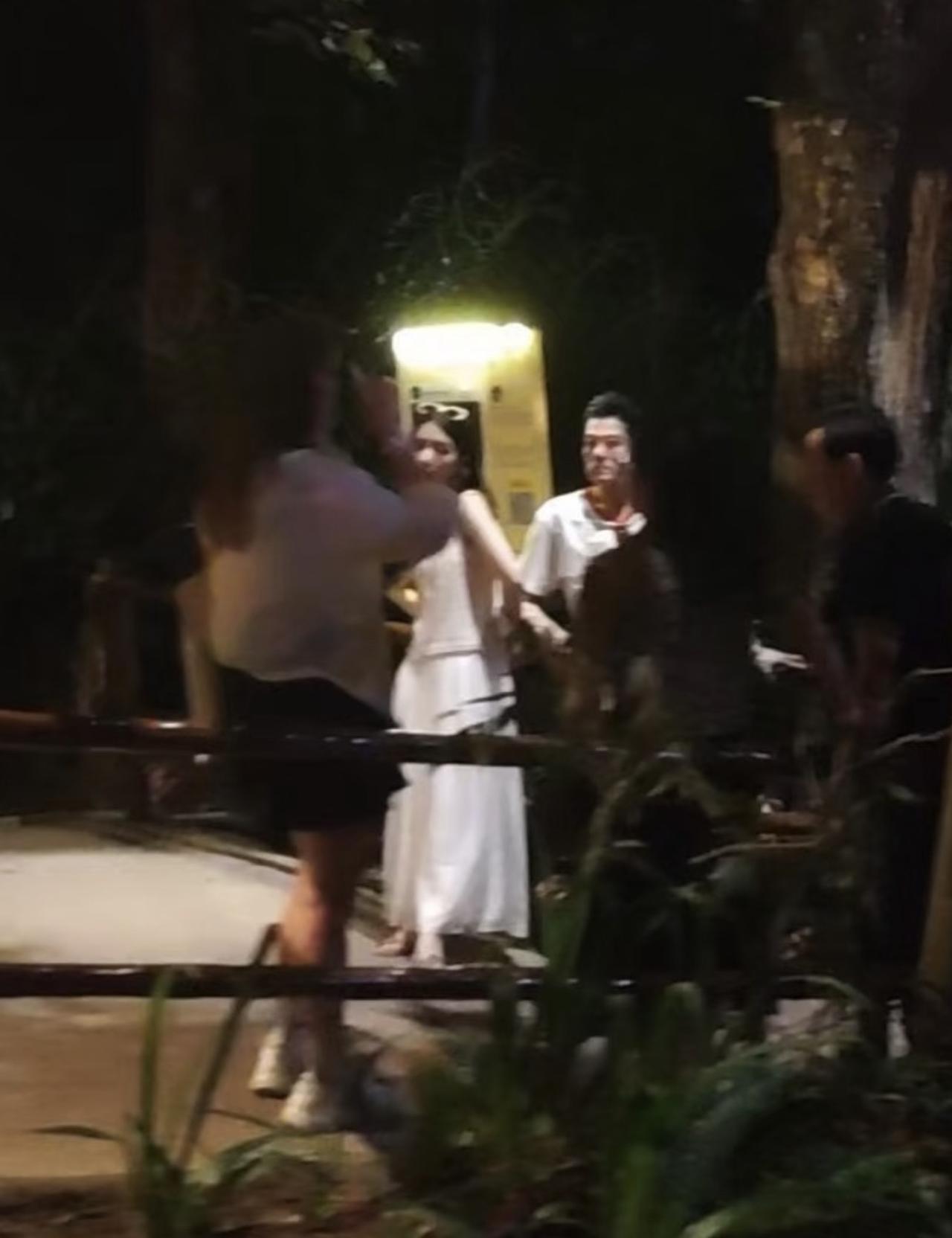 郭富城体力真好，陪着方媛和俩女儿逛动物园逛了一整天，晚上还在园区内和方媛拍照，一