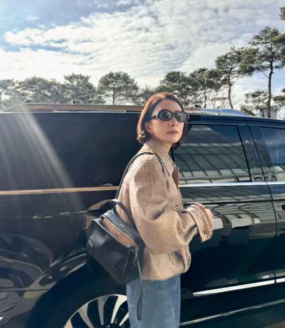 演员金喜爱发帖她上传了照片为LoeweAmazona180手袋拍摄的广告大片