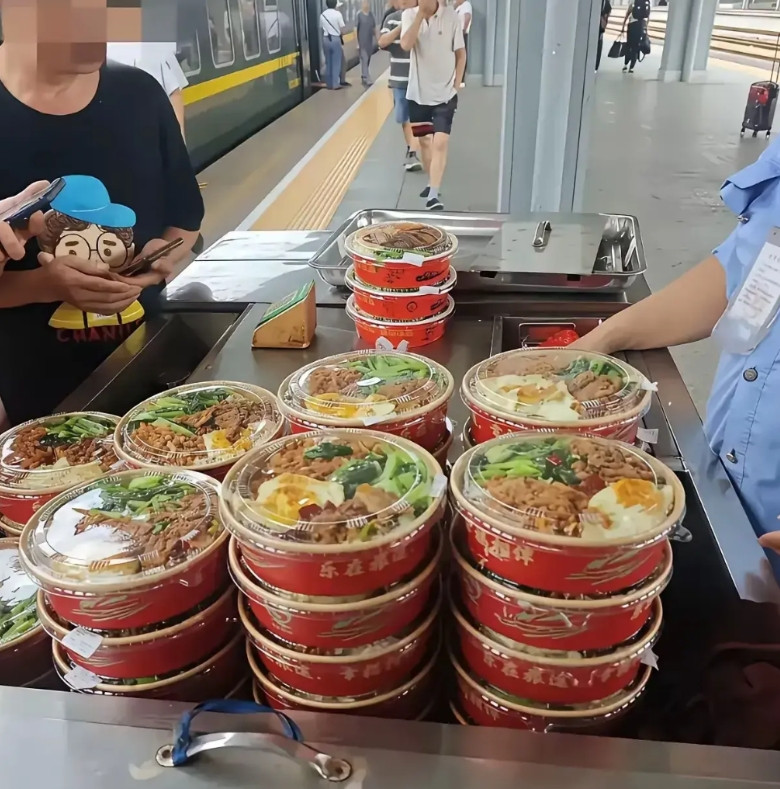 最近湖南15块钱的火车站盒饭火了，被乘客评为“最良心的盒饭”，15块钱，有菜，有