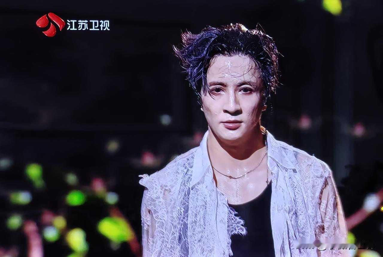 乖乖！现在的歌手都这么疯狂的了么？江苏卫视跨年晚会上，被薛之谦的举动惊呆了。