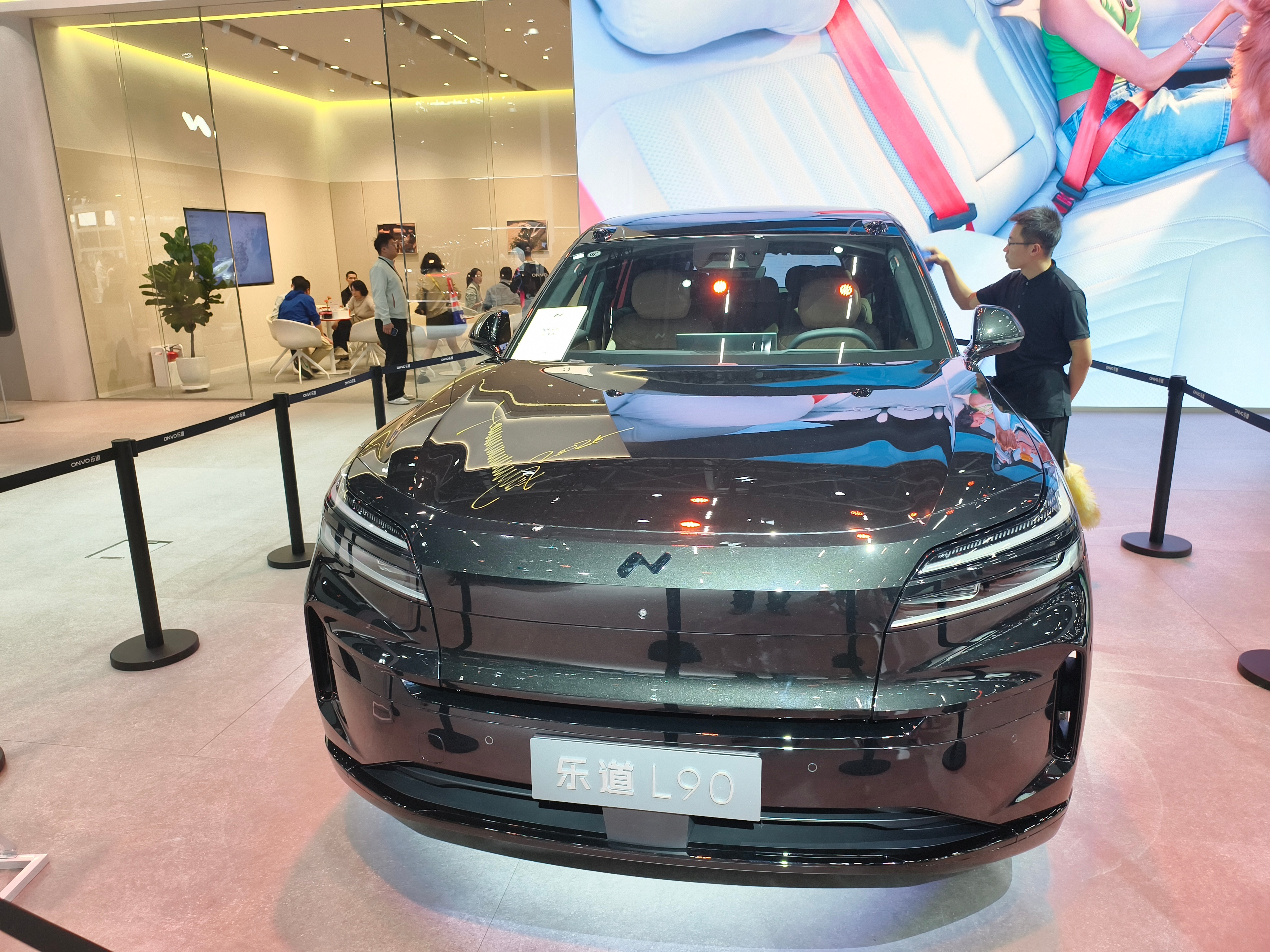 来看乐道L90黑骑士版，看到了传说中的古天乐土豆签名。