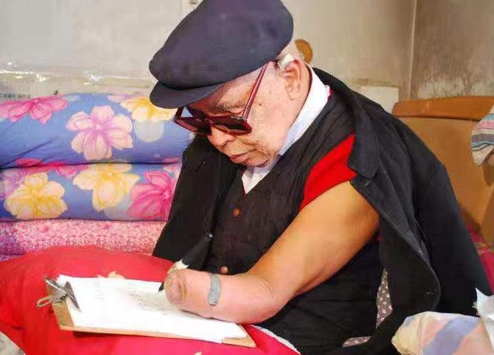 1952年，被冻掉四肢的志愿军战士朱彦夫回到山东老家，母亲哭着对他说：“儿呀，你