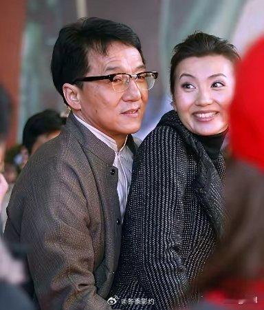 2007年，成龙和陈好现身沈阳，为某房地产开盘担任嘉宾，成龙在身后环抱着陈好，陈