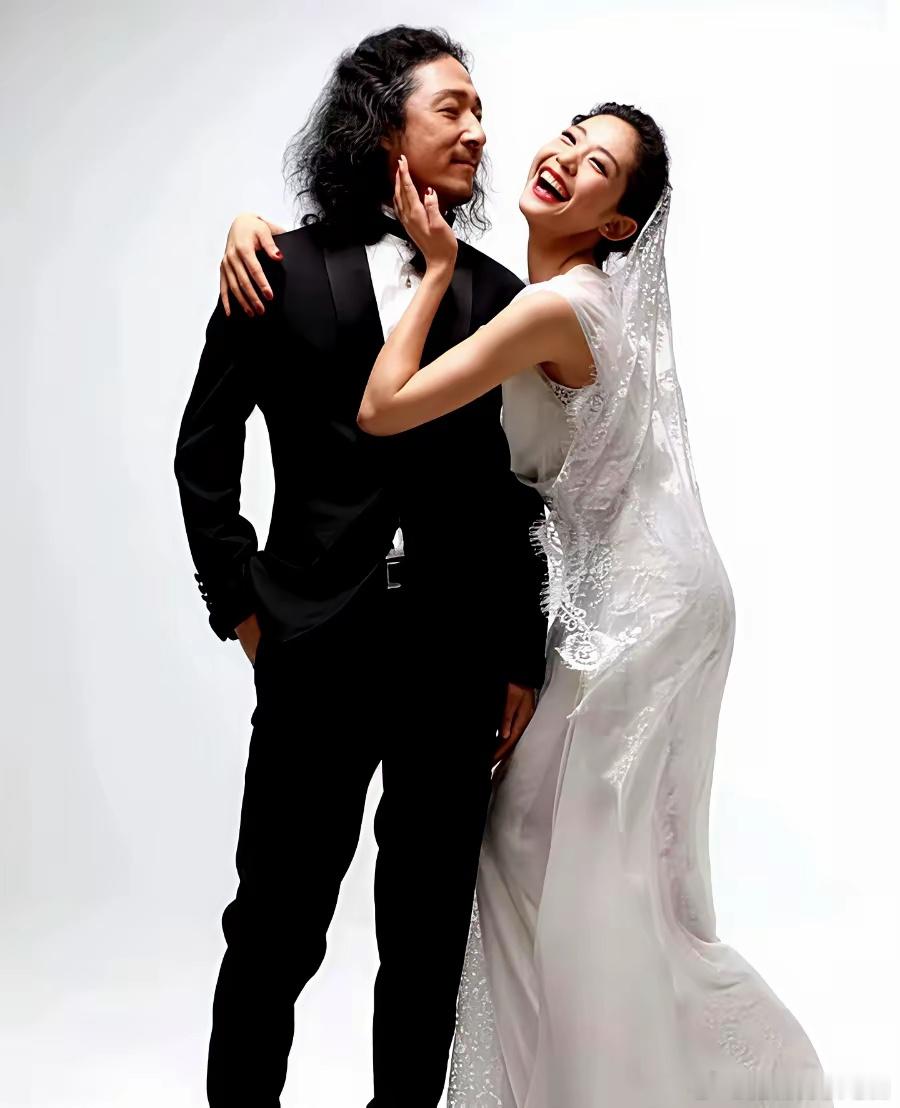 万千惠在镜头前把“我是三宝唯一儿子的妈妈”重复三遍，声音越亮，手里的咖啡杯越抖，