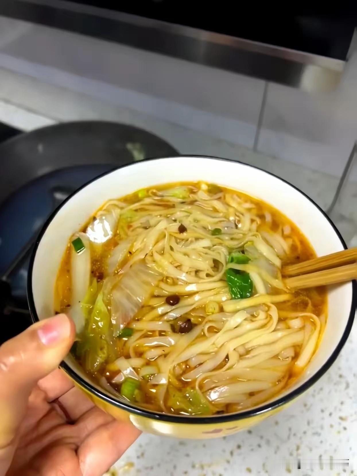 自己舍不得吃舍不得穿，一顿午饭用两块钱的面条打发了，回头却发现孩子开着空无一人的