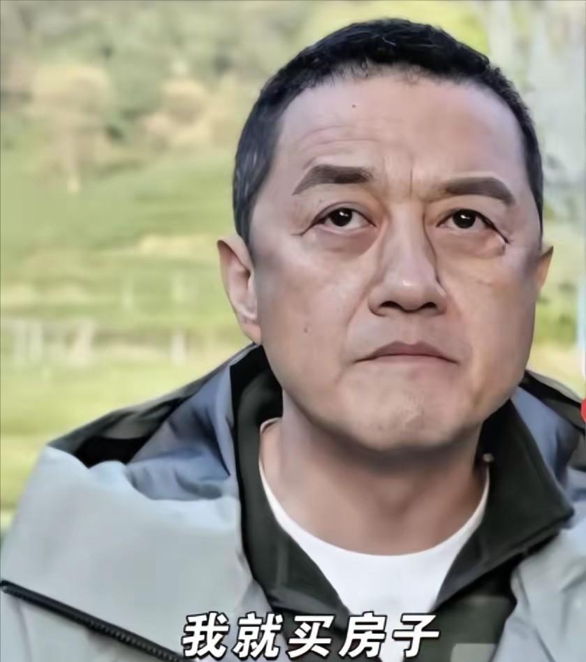 李亚鹏说：我还年轻的时候，挣了钱也不知道该干嘛的时候，我就买房子，我买了很多房子