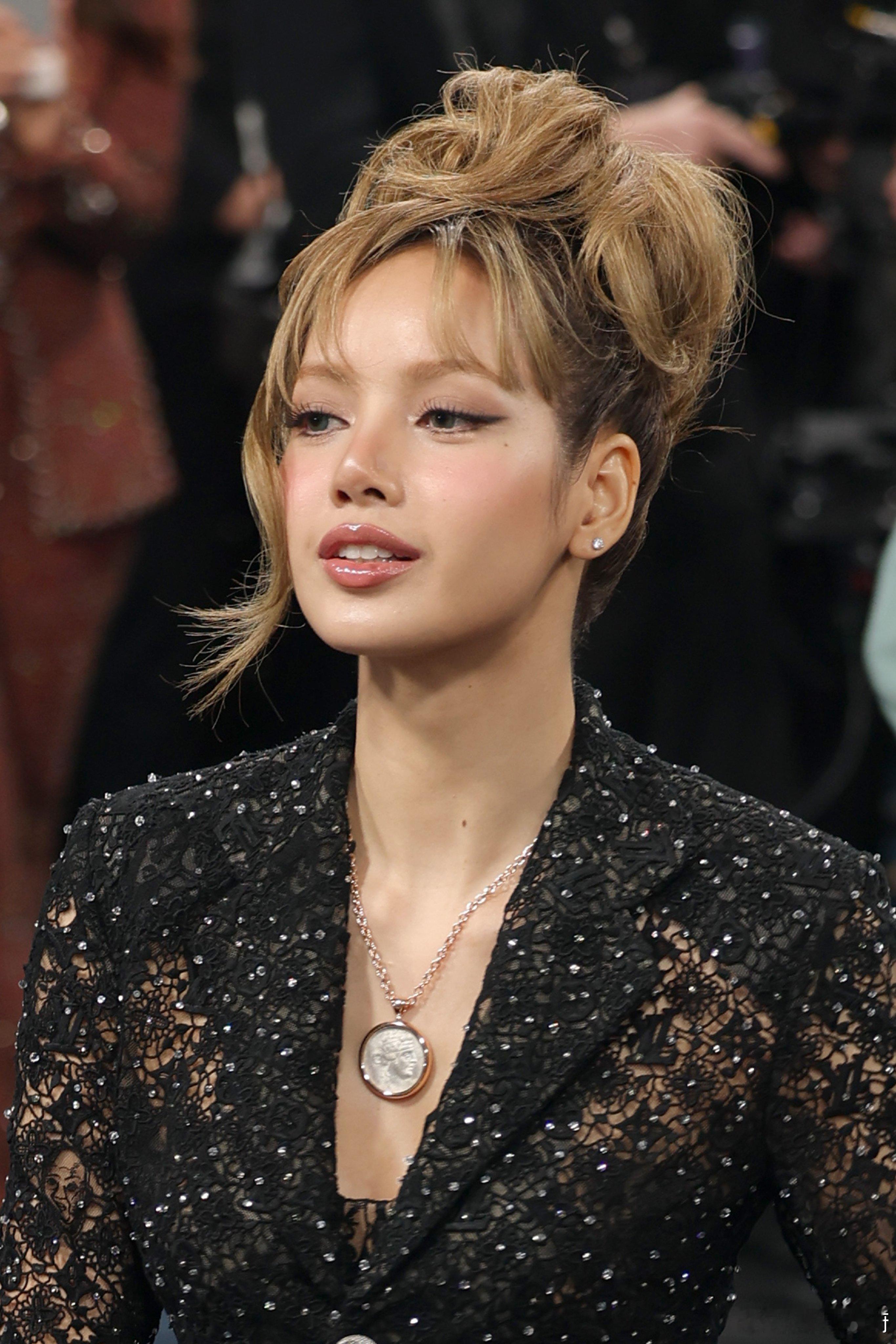 针对网上有关Lisa在2025年纽约大都会艺术博物馆慈善舞会（MetGala）