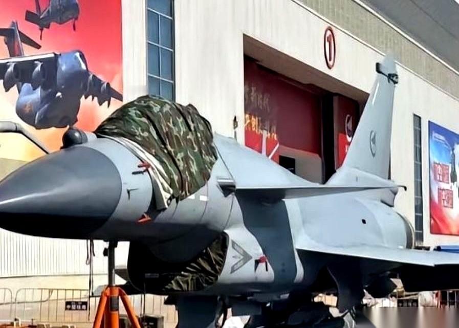 十年前，那笔无人机的买卖，现在想起来心口都还堵着。咱把彩虹-3的全套技术，连锅