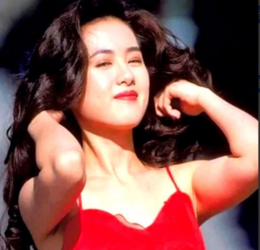 1996年，赚的盆满钵满马上就要结婚的李丽珍，因为禁不住王晶高达400万片酬的诱