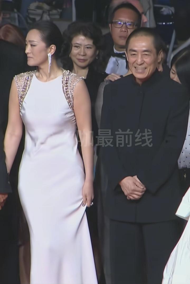 陈道明拉着巩俐手，缓解她们的尴尬[赞][赞][赞]演了一辈子电影这次真的演不过去