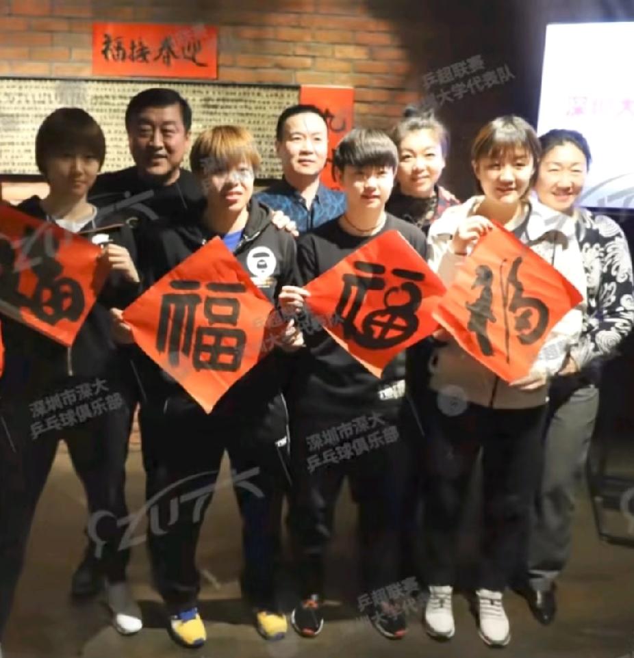 18岁孙颖莎的乒超记忆，父母陪伴的青涩时光翻到18-19赛季乒超的老照片，