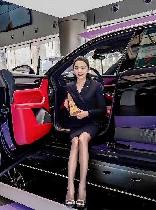 青岛保时捷销冠牟倩文的成功，根本不是靠巧嘴，而是真懂车还替客户着想，客户拿着30