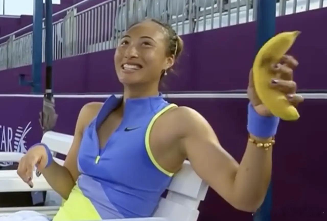 离谱组委会准备的香蕉里有蚂蚁郑钦文无语提醒裁判：我要扔掉它2月9日晚间，WT