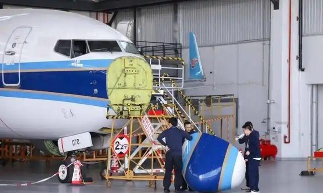 南航退役的波音737-700在贵阳机场拆解，本以为是拆废铁，结果发动机舱里直接藏