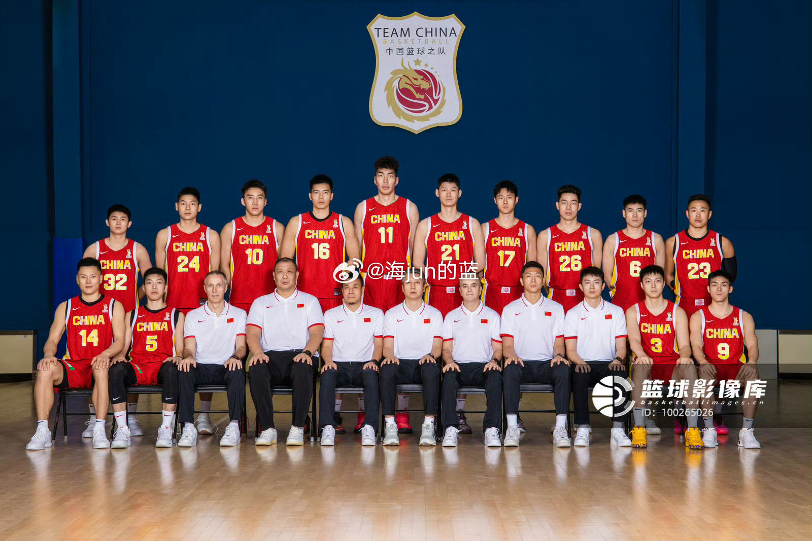 中国男篮亚运会的名单最终确定，这张图片里除了程帅澎和贺希宁，其他12人全部前往日本。相比前段时间的世