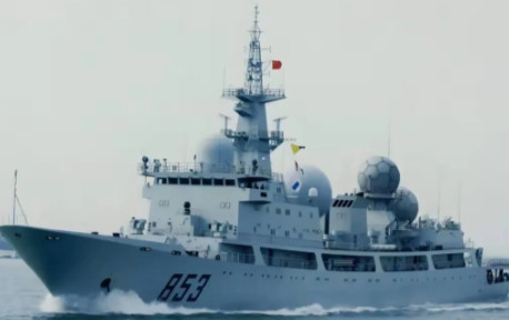中国815电子侦察船前出旁观F22表演时遭遇菲海警船拦阻，直接052D出动保护