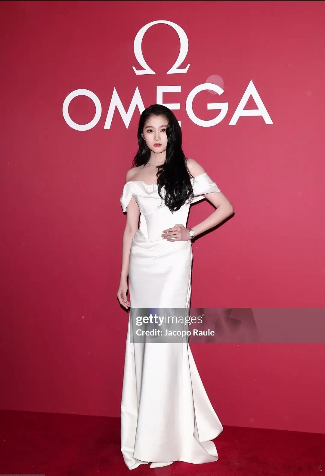 这个裙子很适合她，好看！(关晓彤什么时候把胎毛刘海刮了，更大气)