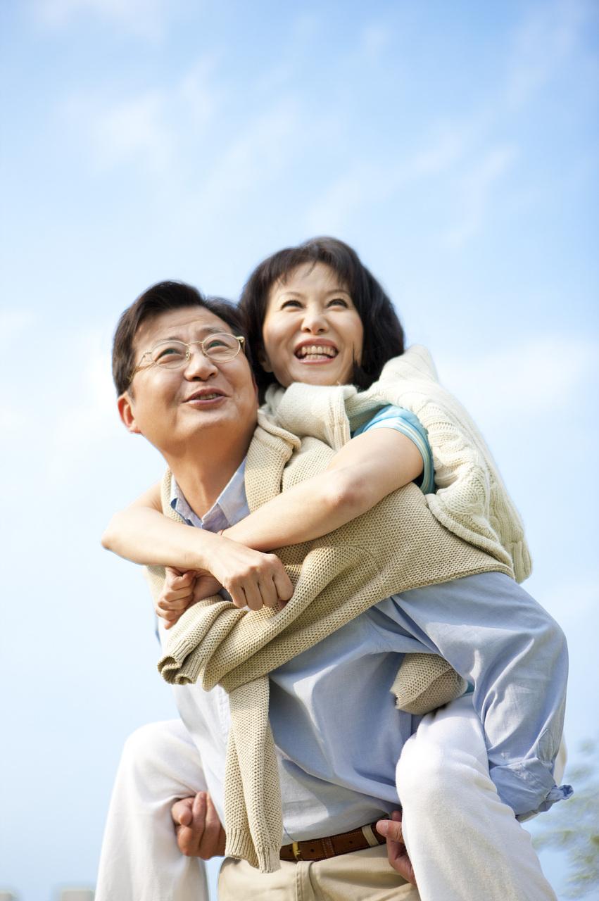 相信不相信，两口子在一起，时间久了，长得脸膛像哥哥和妹妹，为人处世也大体