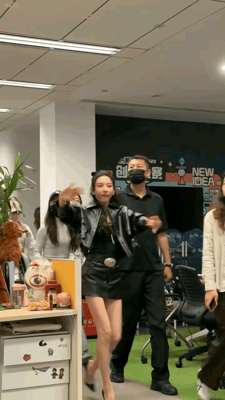 宋祖儿和赵今麦都长大了，你更吃谁的颜？宋祖儿除了嘴巴，其他那叫一个精致无比，