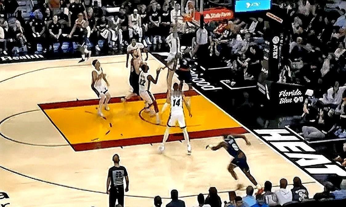 小卡真是输急眼了！今日快船对阵热火第二节，他顶着防守强硬上篮，替补一分不得的