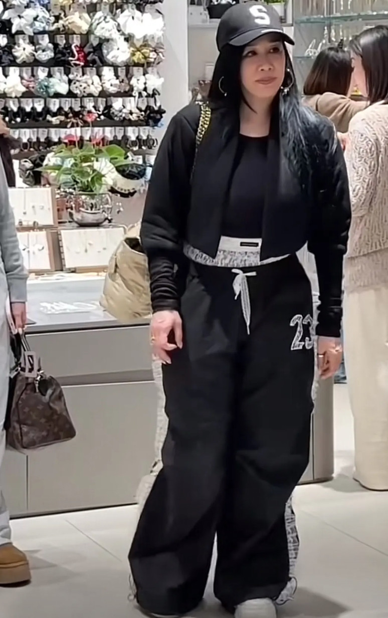 原来网上都是骗人的。钟丽缇，线上和线下差别太大了！这大体格子，看上去壮的像头牛。
