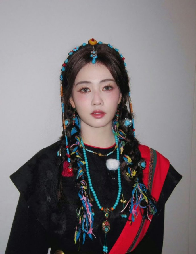 白鹿的这套妆造似乎有点过了，掩盖掉她自然的美了