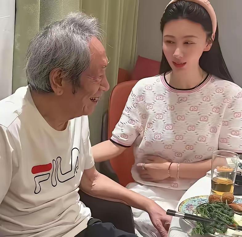 王奎荣81岁。妻子饶欣雨44岁。两人出门吃饭。老爷子看着桌上的菜，脸