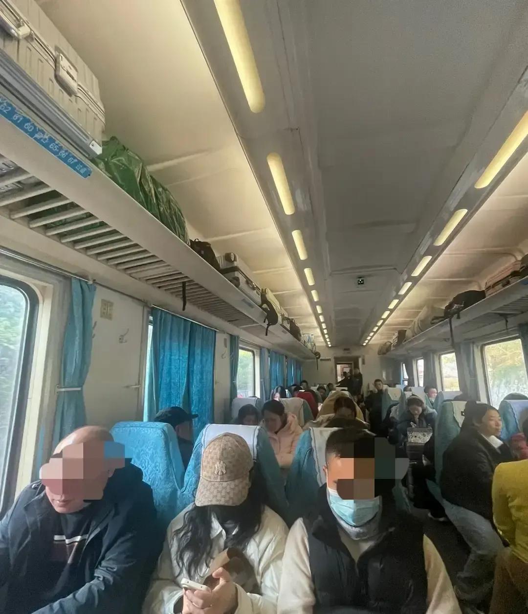 光头男坐一个半小时火车，把邻座女生电话微信全拿到，还拍成教程发网上，播放量直接飙