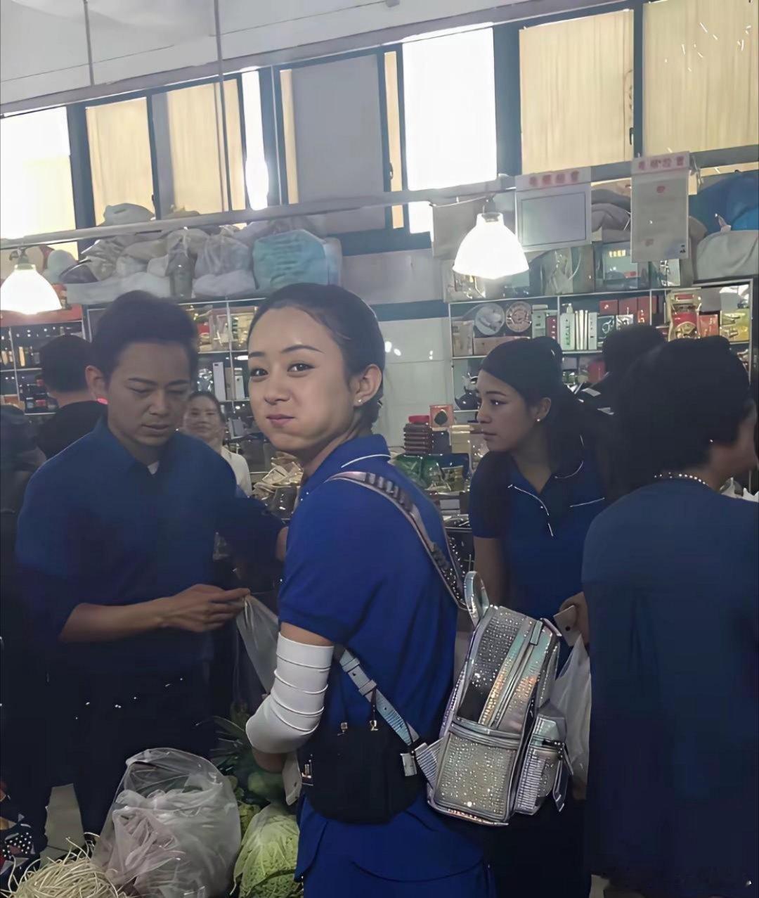 赵丽颖早期的照片，看起来也不觉得有多土啊，也很漂亮，只是那时候年龄不大，显得很稚