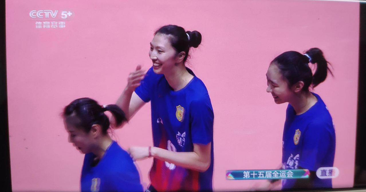 江苏打福建半决赛第二局25-13！主攻手吴梦洁都忍不住笑出了声！江苏女排的队员