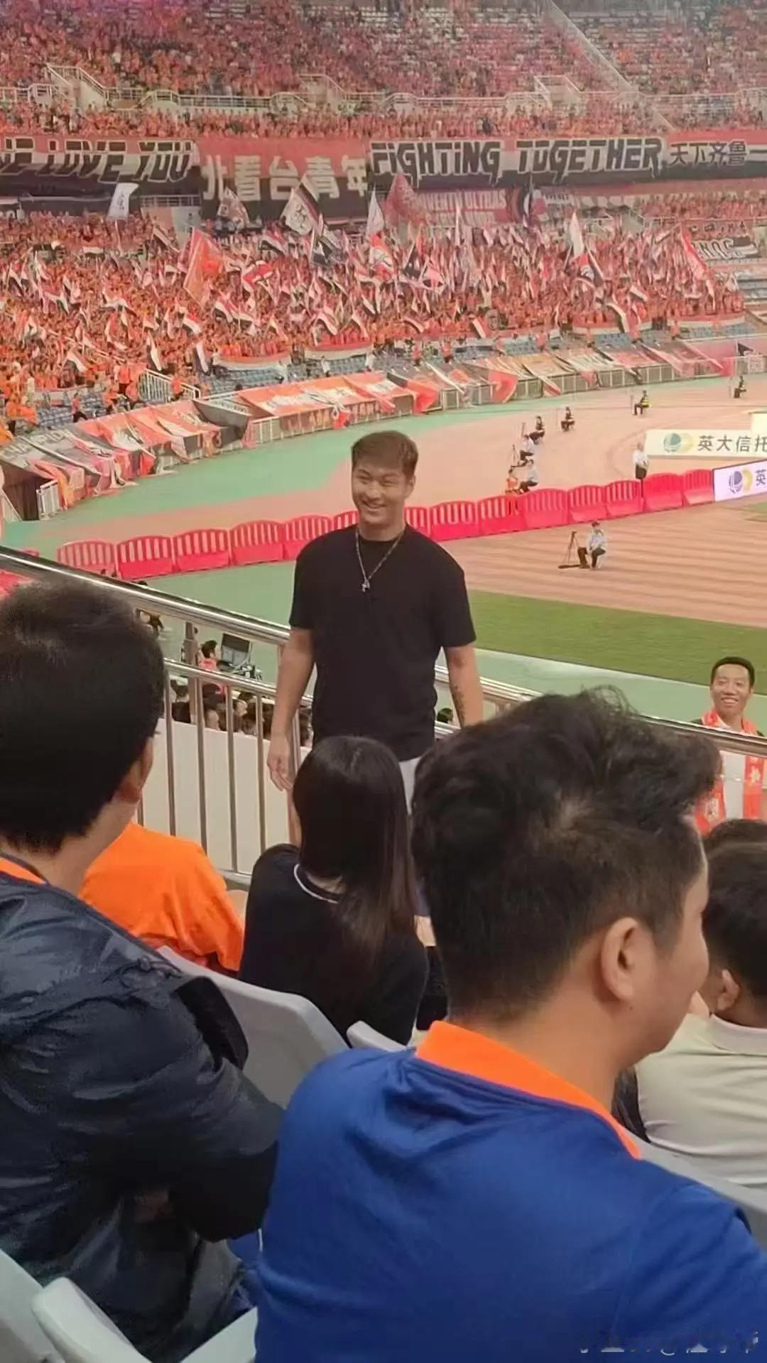京鲁大战！球迷爆料，郭田雨现身济南奥体中心！如果不误入歧途，这本该属于他的比赛