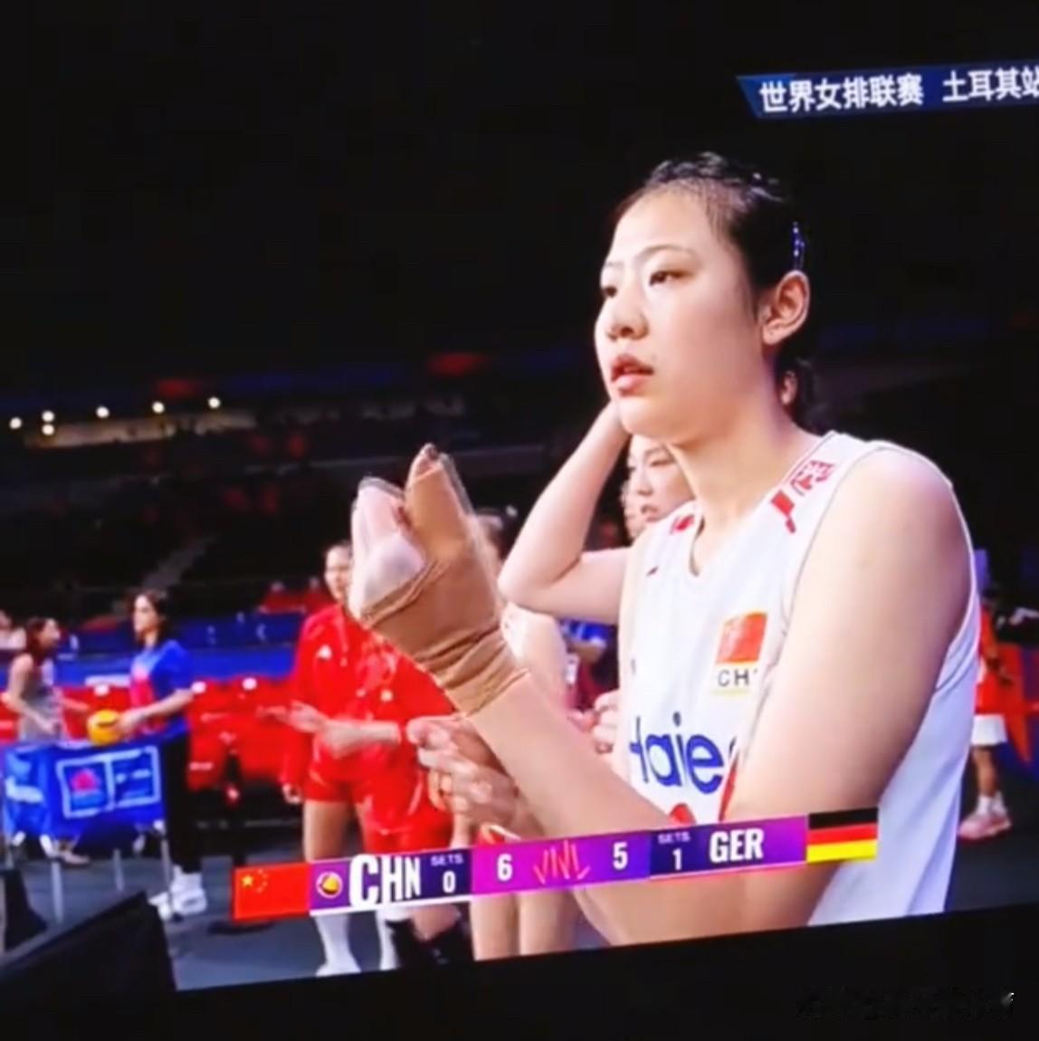 破防[哭哭][哭哭]原来王奥芊的手指也受伤了，怪不得打德国女排进攻没有力量，左手