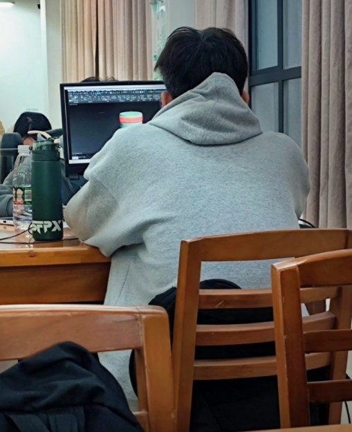 企业都在抱怨招不到合适的人。我表弟今年大学毕业，投了上百份简历也没找到工作。这种
