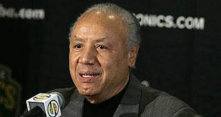 名人堂传奇人物伦尼·威尔肯斯于周日去世，享年88岁。作为球员和教练双料入选篮球名