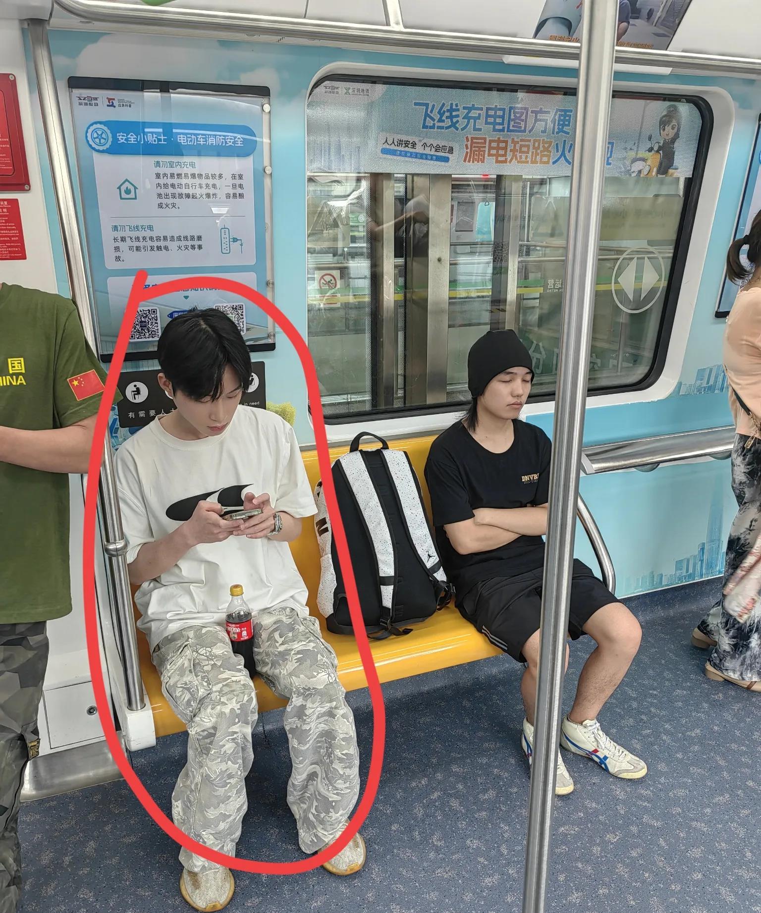 深圳11号线，不让座还占座，那条村的村主任麻烦你过来把这货领回去。
