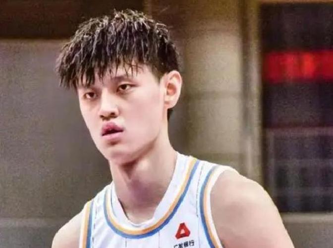 曾凡博这事儿闹得沸沸扬扬，上赛季季后赛腰椎骨折让他直接报销，错过国家队亚洲杯和全