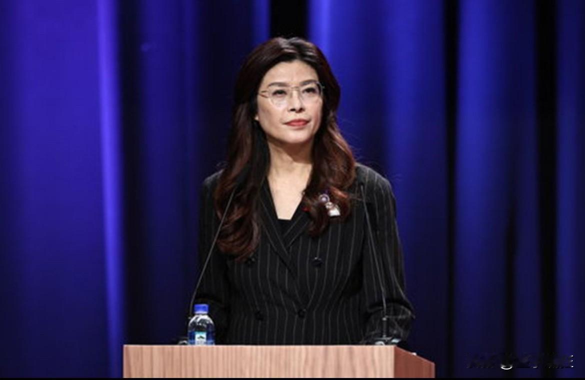 台湾很快就会回来了，历史就是这么的巧合，今天的国民党主席是郑丽文女士，她也是继前