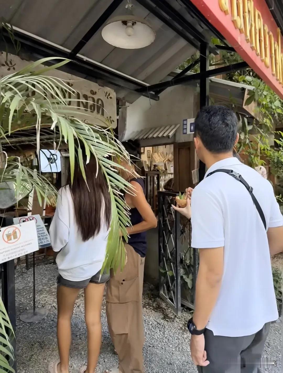 瞿颖一家子现身清迈逛街，老公和两个女儿，罕见同框。穿着黑色无袖衫的瞿颖，扎着高