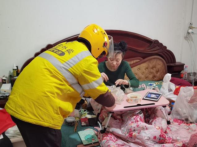 2018年，浙江杭州，21岁外卖小哥接到一订单，订单上备注：别放门外，请