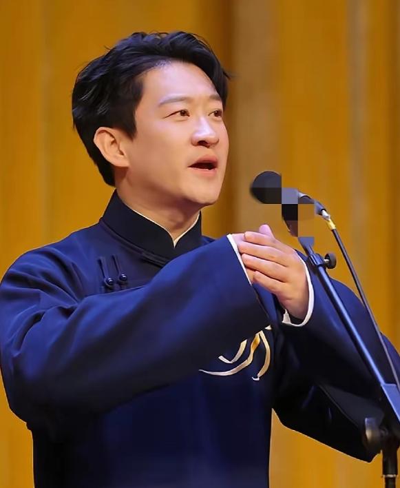 曹云金有福了，何沄伟有福了。最近有关部门出文件说了，以后禁止艺人写艺名，只能署真
