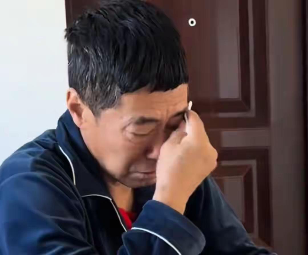 女儿14岁为社会混混男友跳楼逼父，目睹父亲被打却无动于衷，令身为教授的父亲彻底心