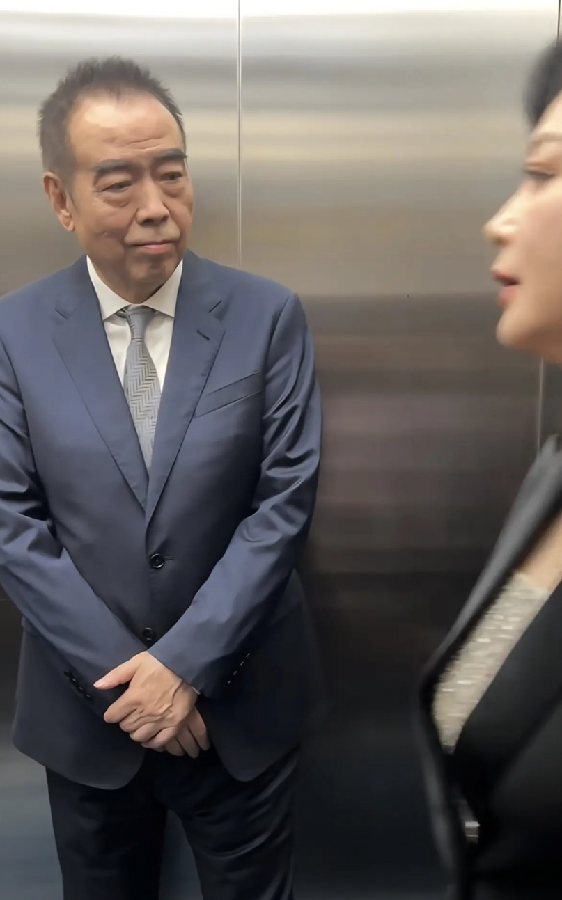 厦门金鸡奖，明星大汇集，陈凯歌导演、陈红、惠英红在电梯里碰上了。陈凯歌一脸友好，