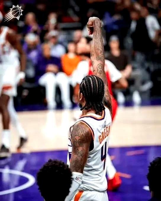 太阳队更衣室炸了！布克刚伤停一周，格林又捂着右腿筋倒下，凤凰城球迷以为天塌了。