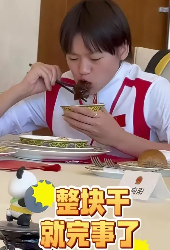 我估计就从这一刻陈芋汐那个眼神就已经暴露了她的内心。芋汐的心里肯定在暗暗发誓，全