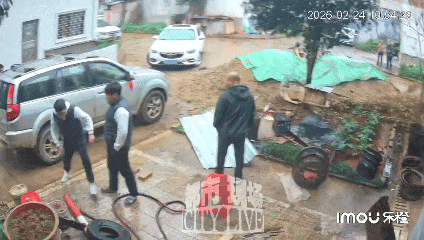 真不冤！湖南蓝山，一名男子因长期霸占邻居家的空院子放杂物，结果在人家要求搬走时态